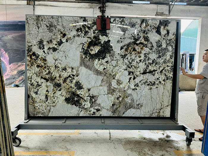 Tranh đ&aacute; xuy&ecirc;n s&aacute;ng TDXS23 d&aacute;ng đứng