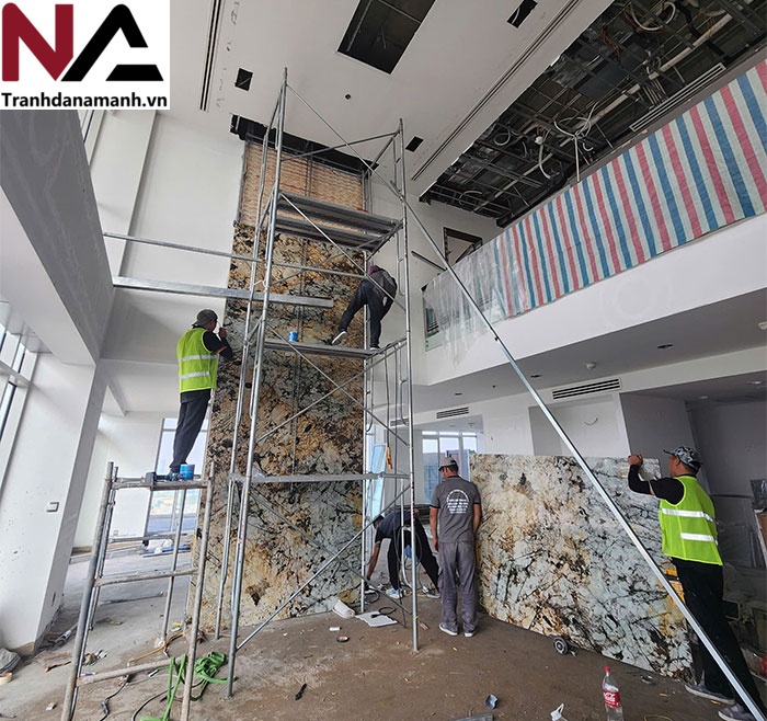 Tranh đ&aacute; Nam Anh - đơn vị cung cấp v&agrave; thi c&ocirc;ng v&aacute;ch đ&aacute; th&ocirc;ng tầng tại H&agrave; Nội